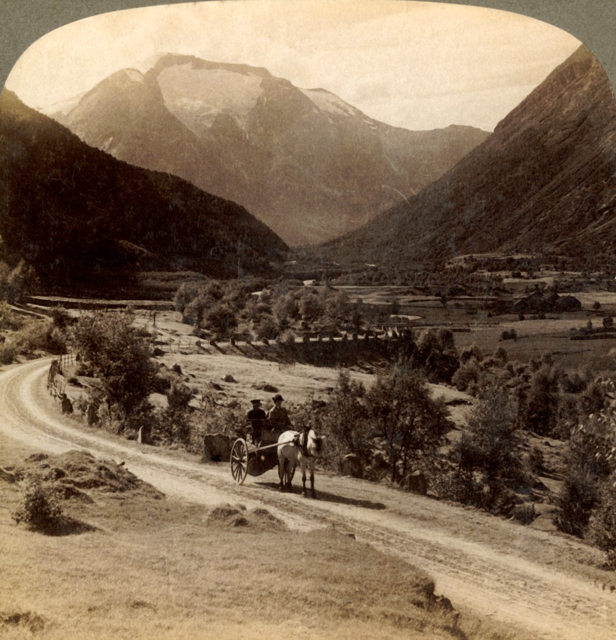 Nad żyznymi polami Vide Valley, w pobliżu Skaare, do lodowych wzgórz pana Skaalas 6360 stóp. Norwegia, 19 autorstwa Unbekannt