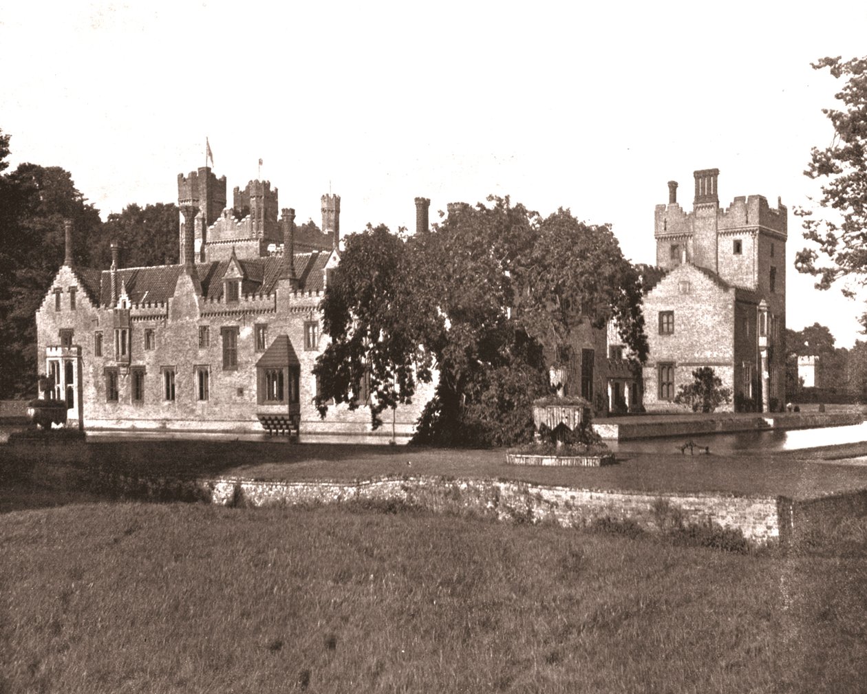 Oxburgh Hall, Norfolk, 1894. autorstwa Unbekannt