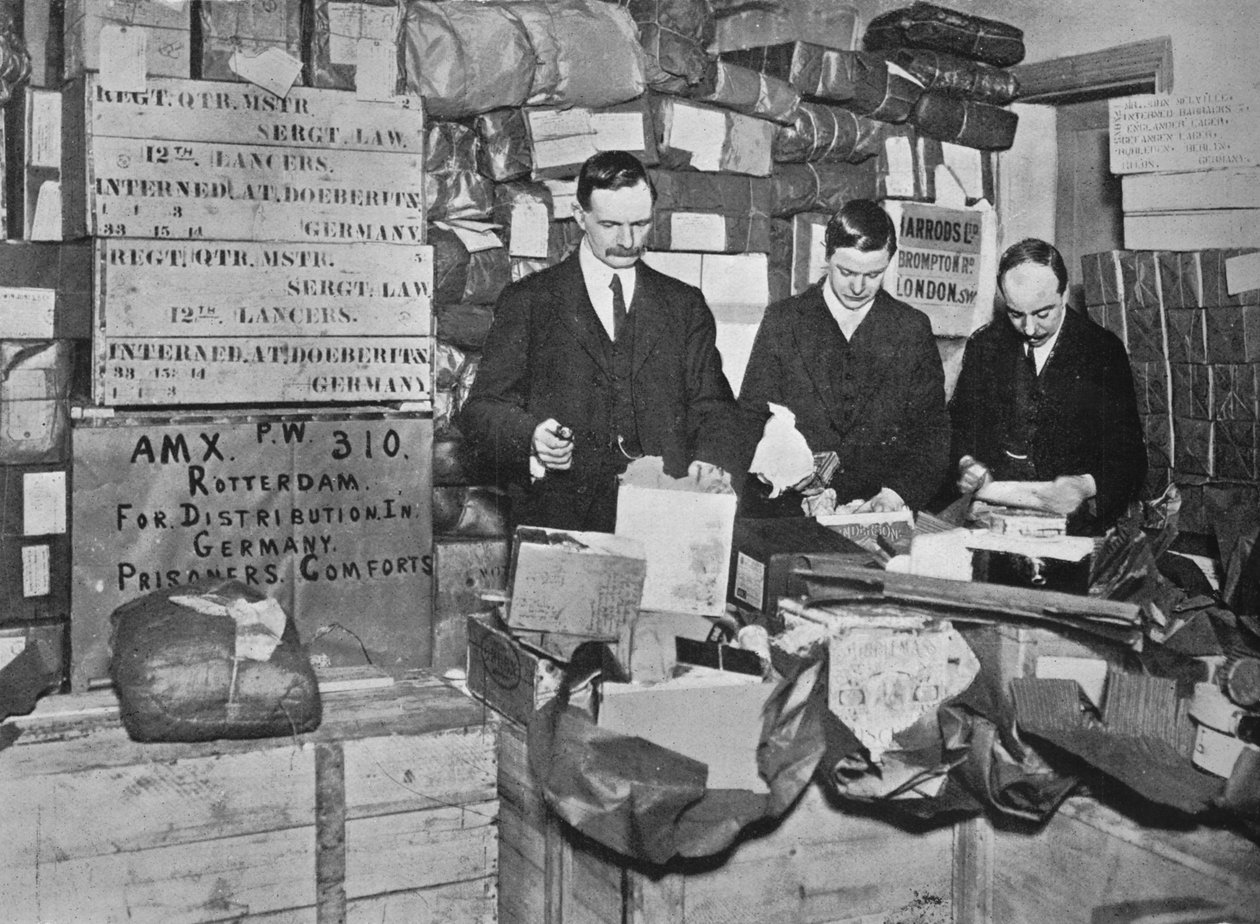 Pakowanie prezentów do wysyłki do jeńców brytyjskich w Niemczech, 1915 autorstwa Unbekannt
