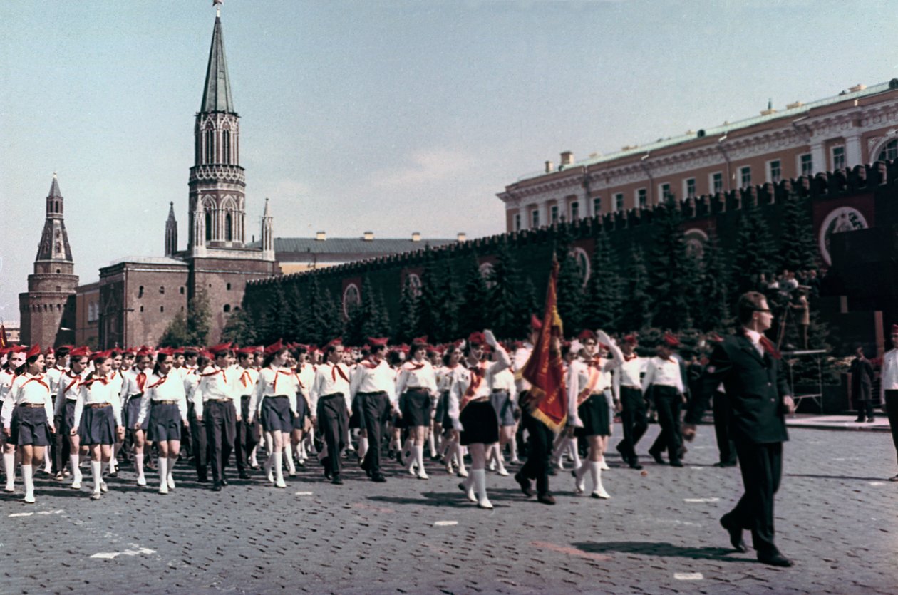 Parada Młodych Pionierów, Plac Czerwony, Moskwa, 1972 autorstwa Unbekannt