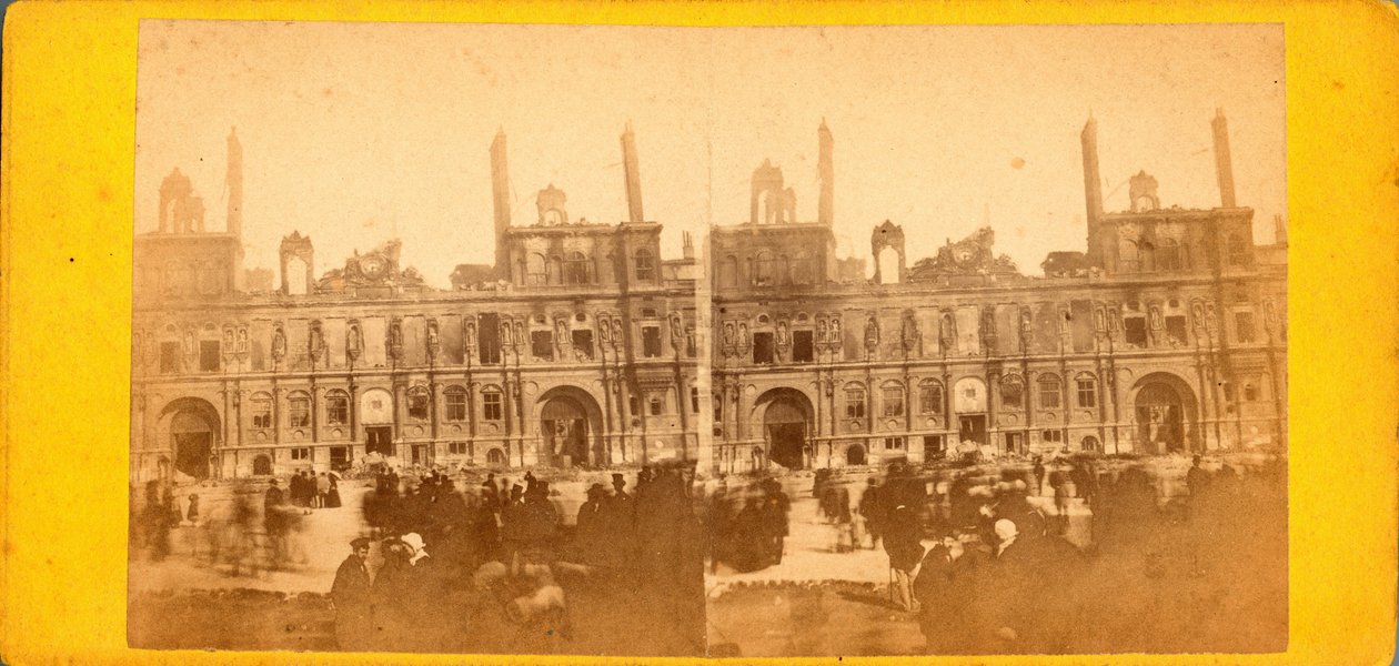 Komuna Paryska (1871): widok na Hotel de Ville po pożarze w maju 1871. Anonimowa fotografia. Druk na kartonie Wym. 17x8 cm autorstwa Unbekannt