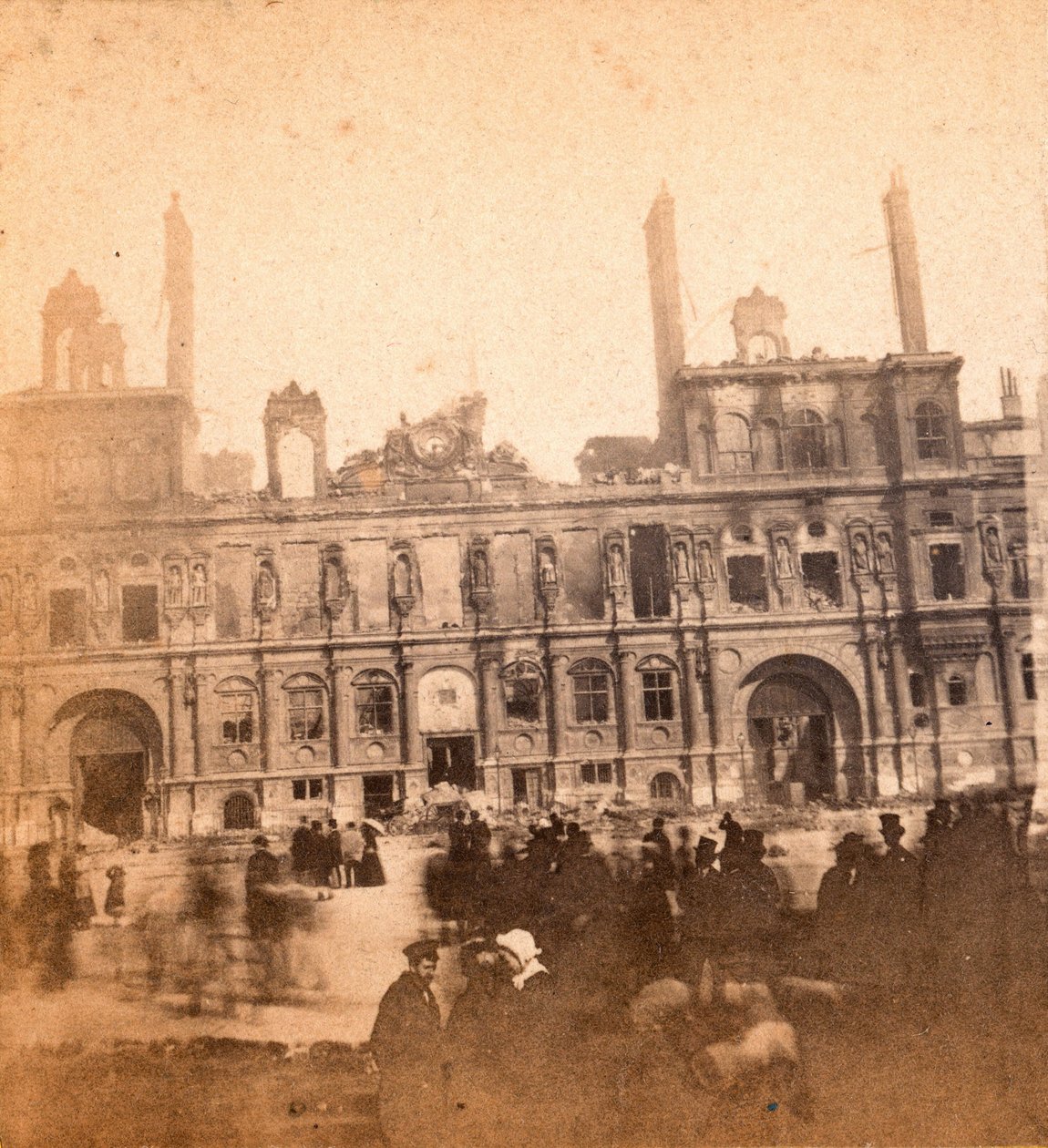 Komuna Paryska (1871): widok na Hotel de Ville po pożarze w maju 1871. Anonimowa fotografia. Druk na kartonie Wym. 8,5x8 cm autorstwa Unbekannt