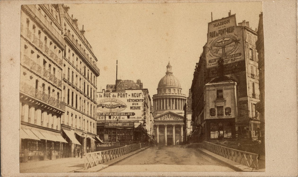 Komuna Paryska (1871): widok na Panteon i rue Soufflot (duże billboardy promują Maison de la rue du Pont Neuf). Fotografia anonimowa. Druk na kartonie Rozmiar 10x6 cm autorstwa Unbekannt