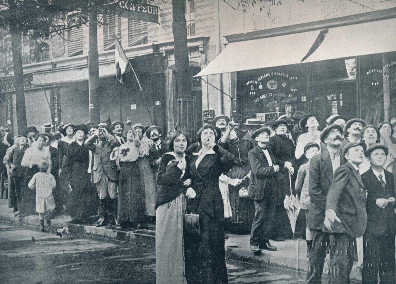 Paryski tłum obserwujący jeden z niemieckich samolotów przelatujących nad miastem, ok. 1914 r. autorstwa Unbekannt