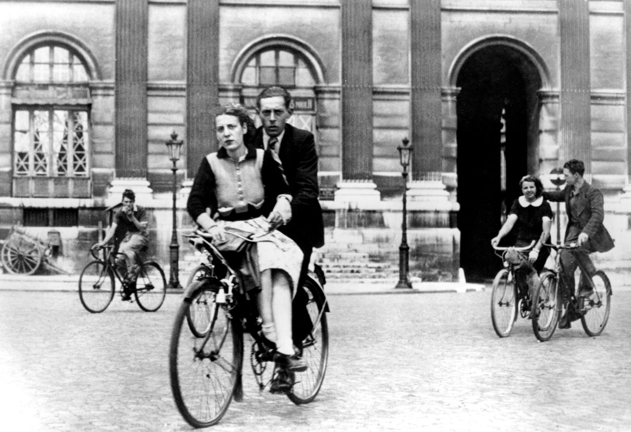 Paryżanie podróżujący rowerami, okupowany przez Niemców Paryż, lipiec 1940 autorstwa Unbekannt