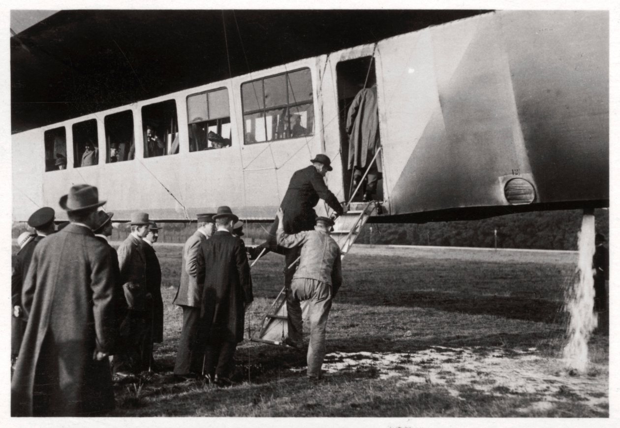 Pasażerowie wsiadający na Zeppelin LZ 11 Viktoria Luise, c1912-1914 1933 autorstwa Unbekannt