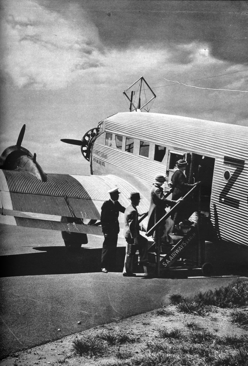 Pasażerowie wsiadający do jednego z samolotów Junkers linii South African Airways, c1936 c1937 autorstwa Unbekannt