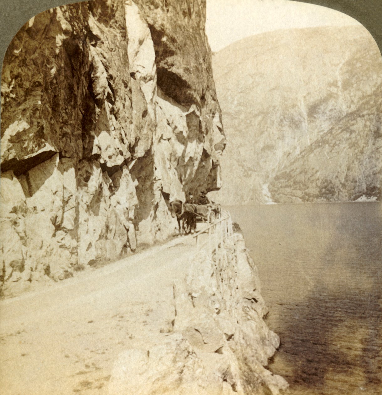Ścieżka wystrzelona z wysokich klifów na drogę wokół jeziora Oifjords, Norwegia, 1905. autorstwa Unbekannt