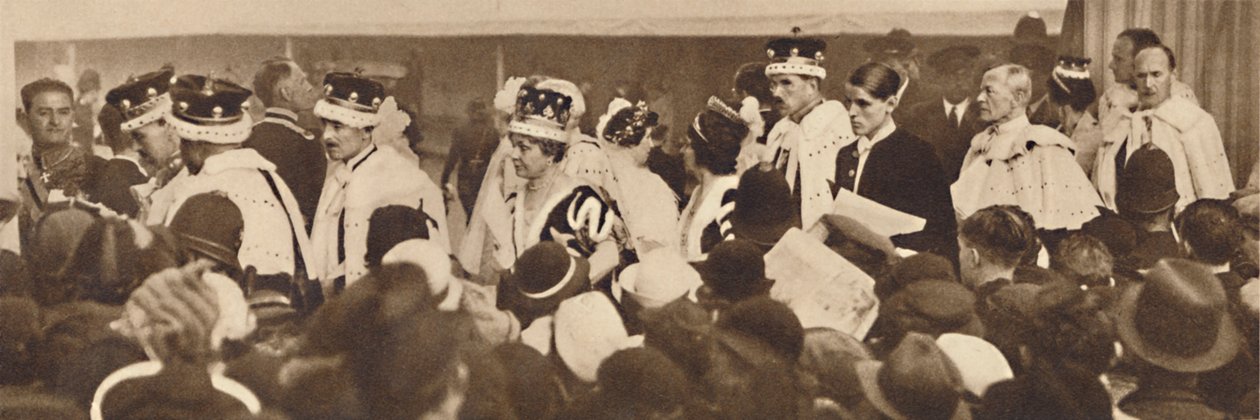 Rówieśnicy szukają swoich samochodów, przejeżdżając przez tłumy, 1937 autorstwa Unbekannt