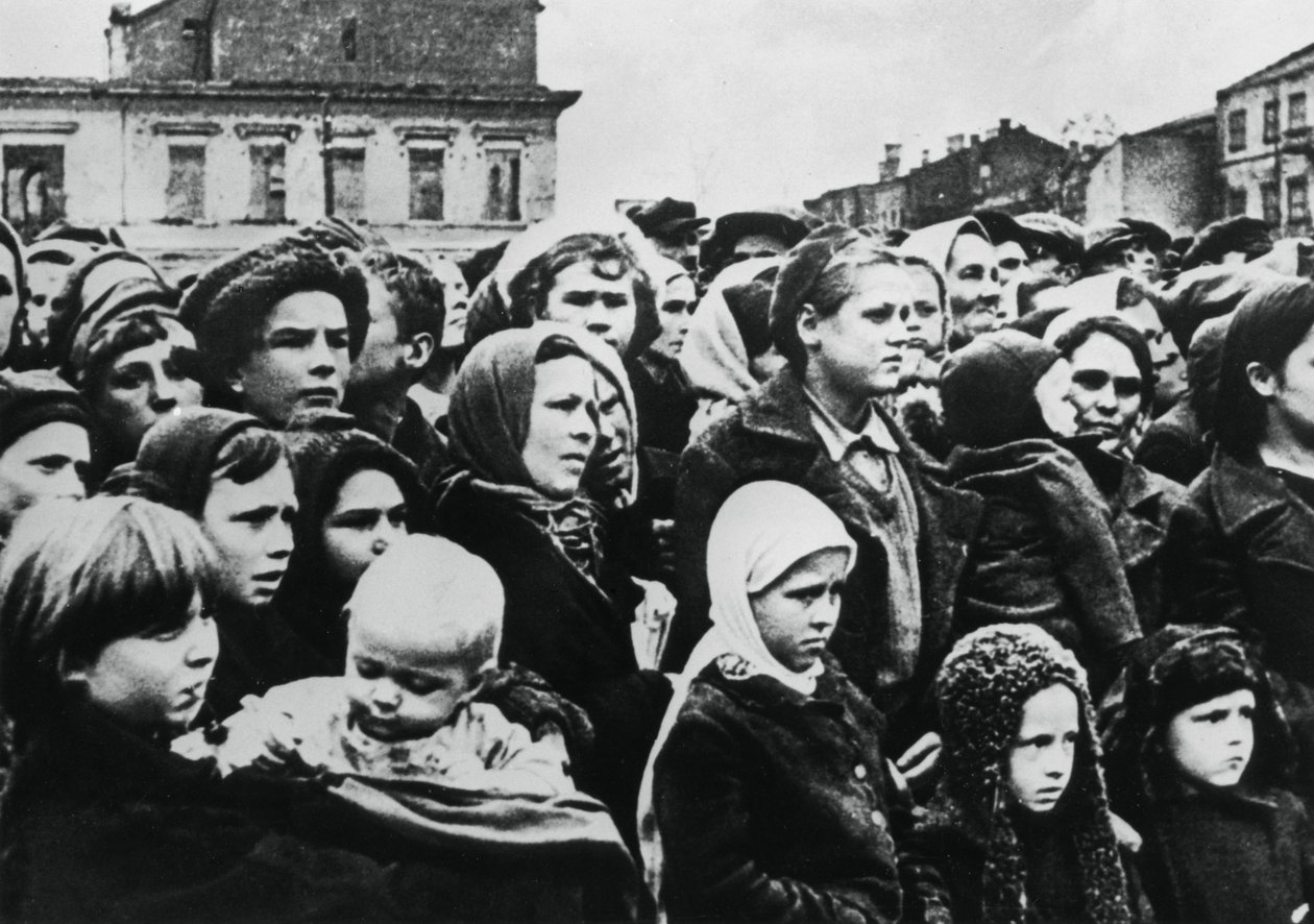 Ludność rosyjskiego miasta Smoleńsk po wyzwoleniu przez Armię Czerwoną, 1943 autorstwa Unbekannt