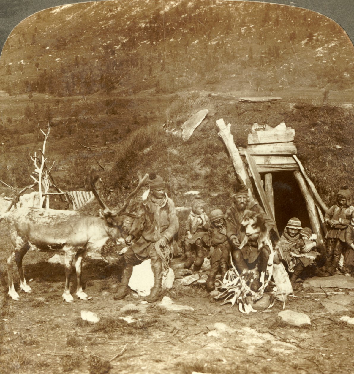 Mieszkańcy mroźnego domu i rodziny północnolapońskich, niedaleko Tromsoe w Norwegii, ok. 1905 r. autorstwa Unbekannt