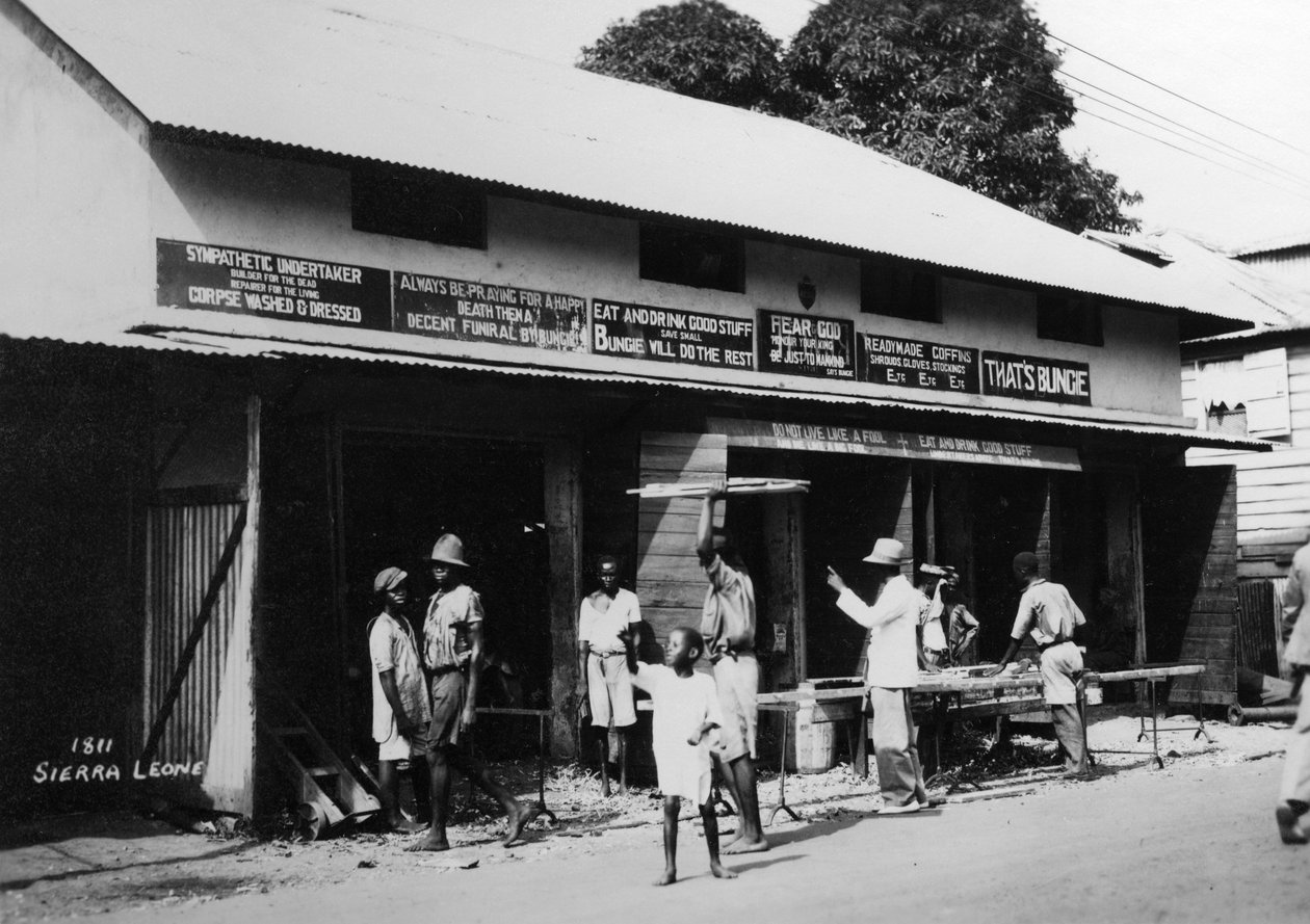Ludzie na zewnątrz zakładu pogrzebowego, Sierra Leone, XX wiek autorstwa Unbekannt