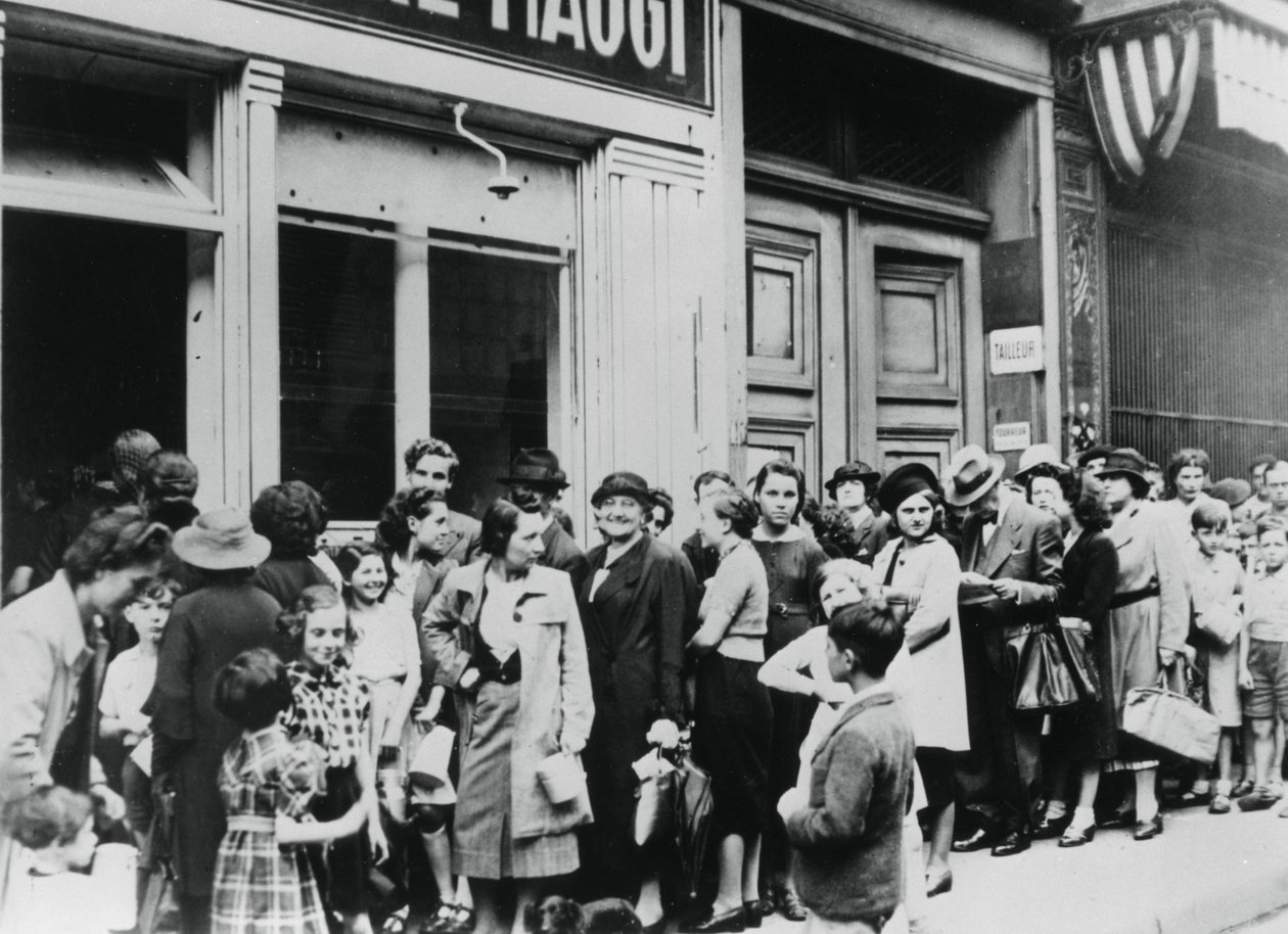 Ludzie w kolejce przed sklepem nabiałowym, okupowany przez Niemców Paryż, 26 lipca 1940 autorstwa Unbekannt