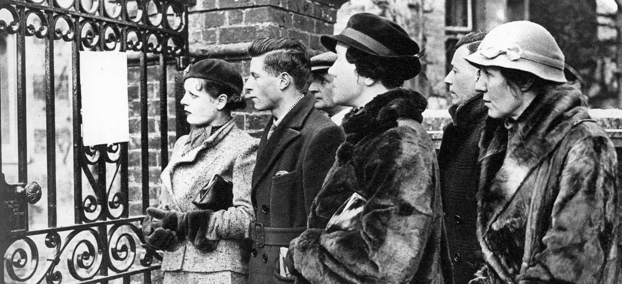 Ludzie czytający biuletyny ostatniej choroby króla Jerzego V, 1935 r autorstwa Unbekannt