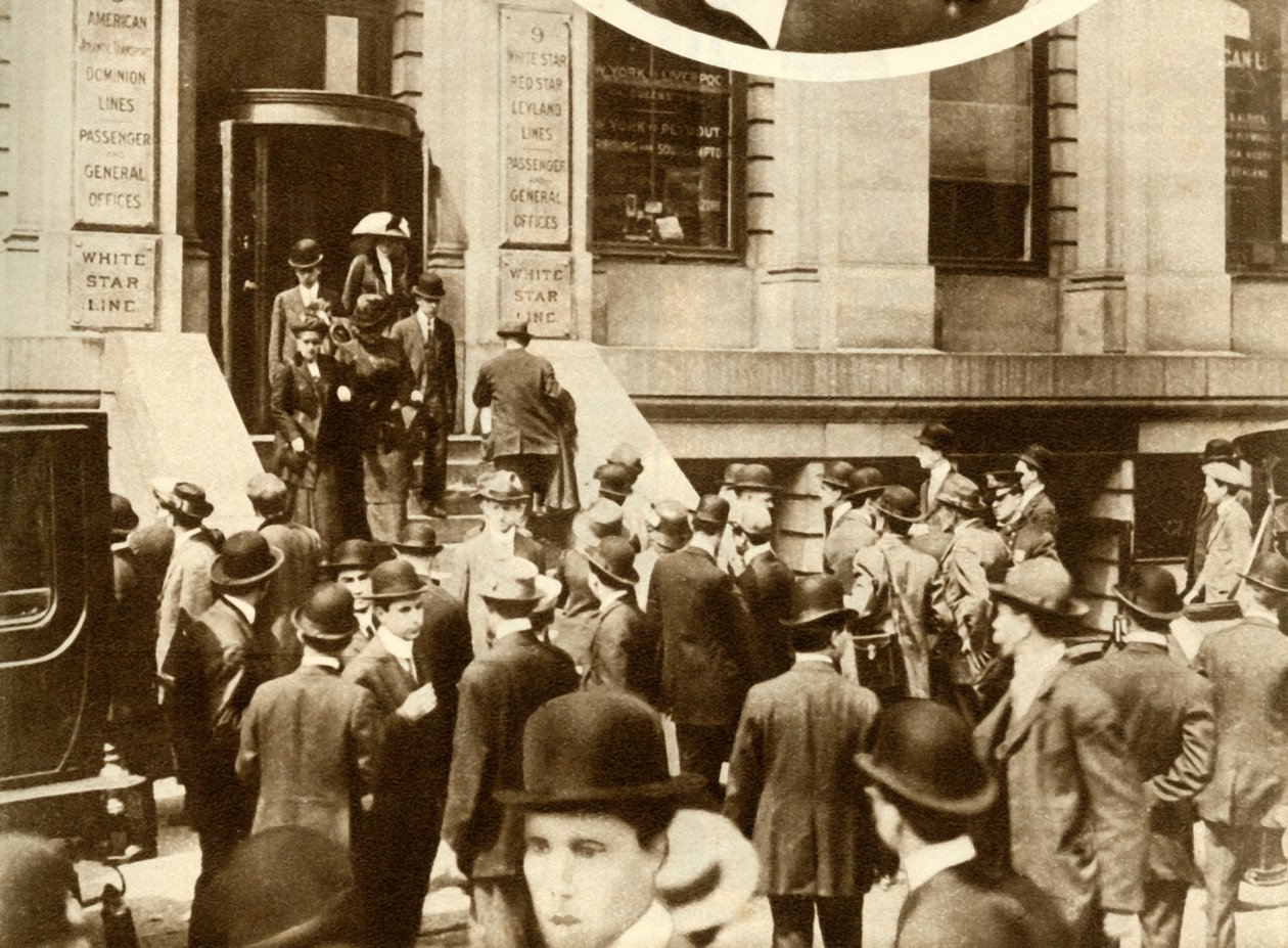 Ludzie czekają na wieści o Titanicu... Nowy Jork, USA, kwiecień 1912, 1935. autorstwa Unbekannt