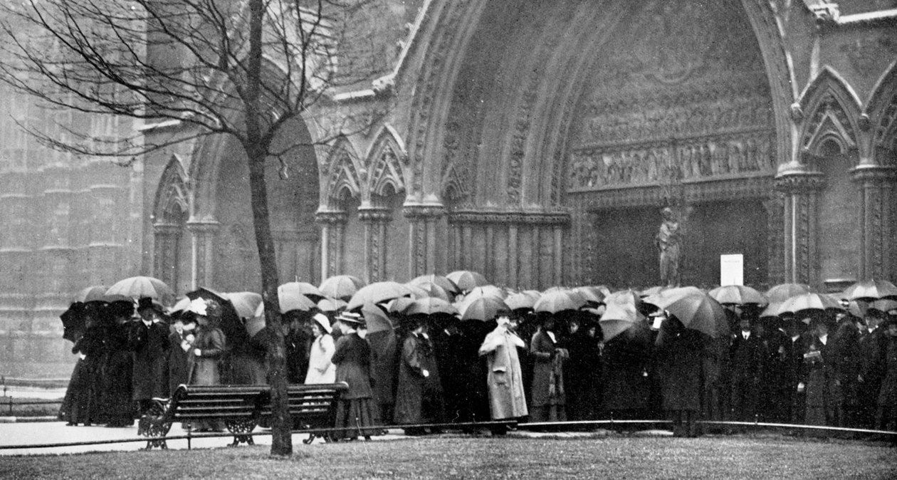 Ludzie czekają w deszczu, aby wziąć udział w nabożeństwie w Opactwie Westminsterskim, Londyn, 1910 r. autorstwa Unbekannt
