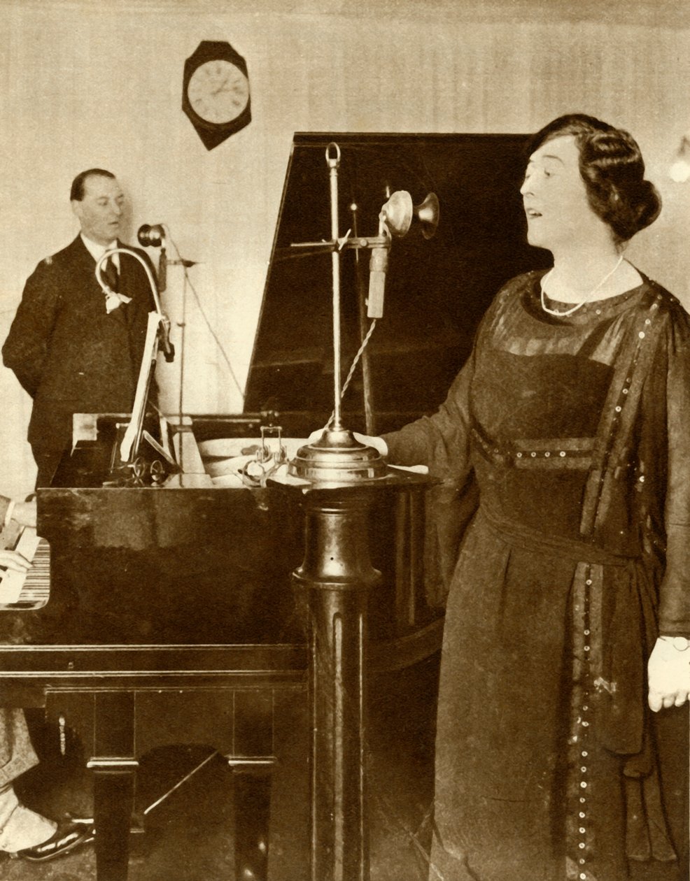 Wykonawcy śpiewający duet w jednym ze studiów 2LO, Savoy Hill, Londyn, 1923, 1935. autorstwa Unbekannt