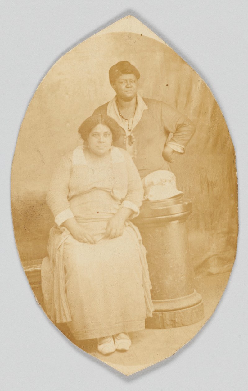 Pocztówka fotograficzna dwóch niezidentyfikowanych kobiet, 1918-1930. autorstwa Unbekannt