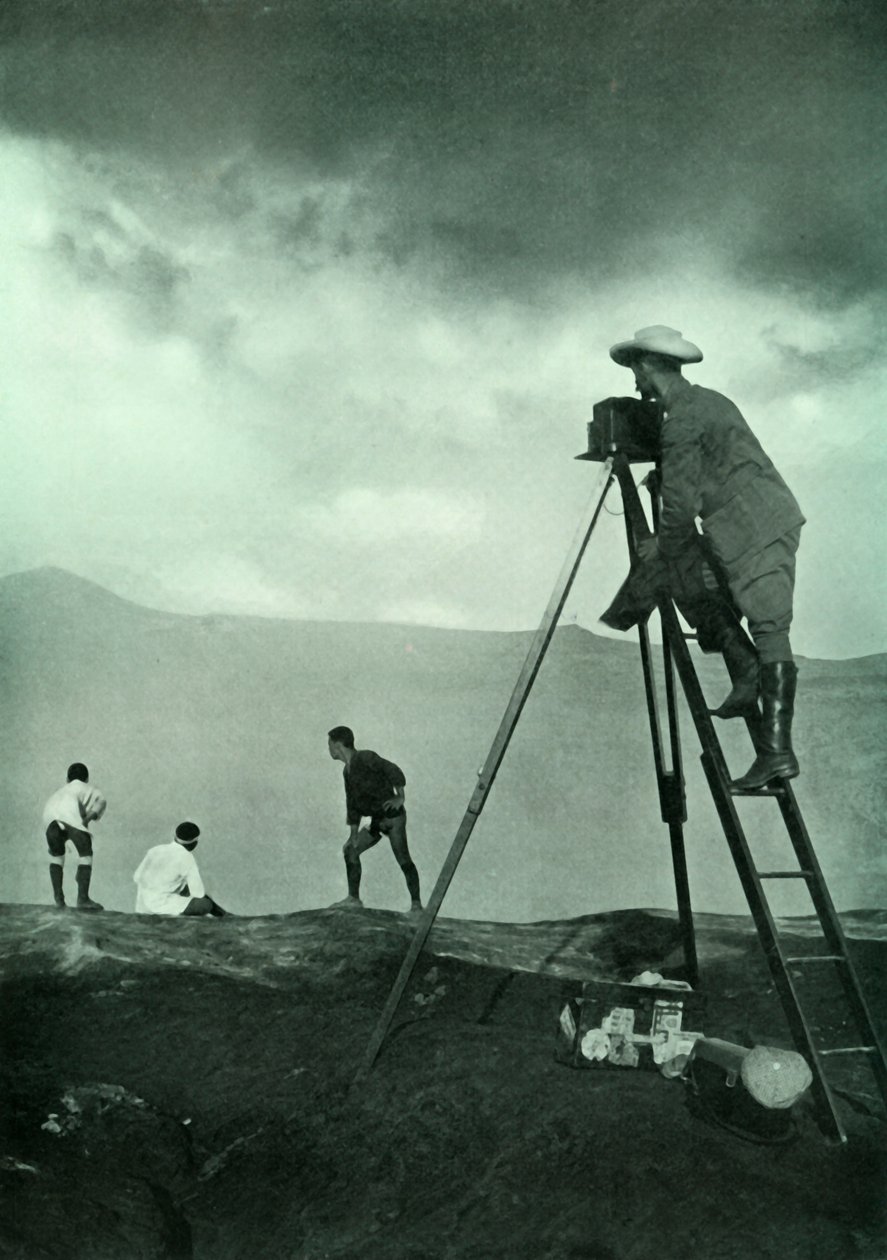 Fotografowanie przy Craters Lip, Aso-San, 1910. autorstwa Unbekannt