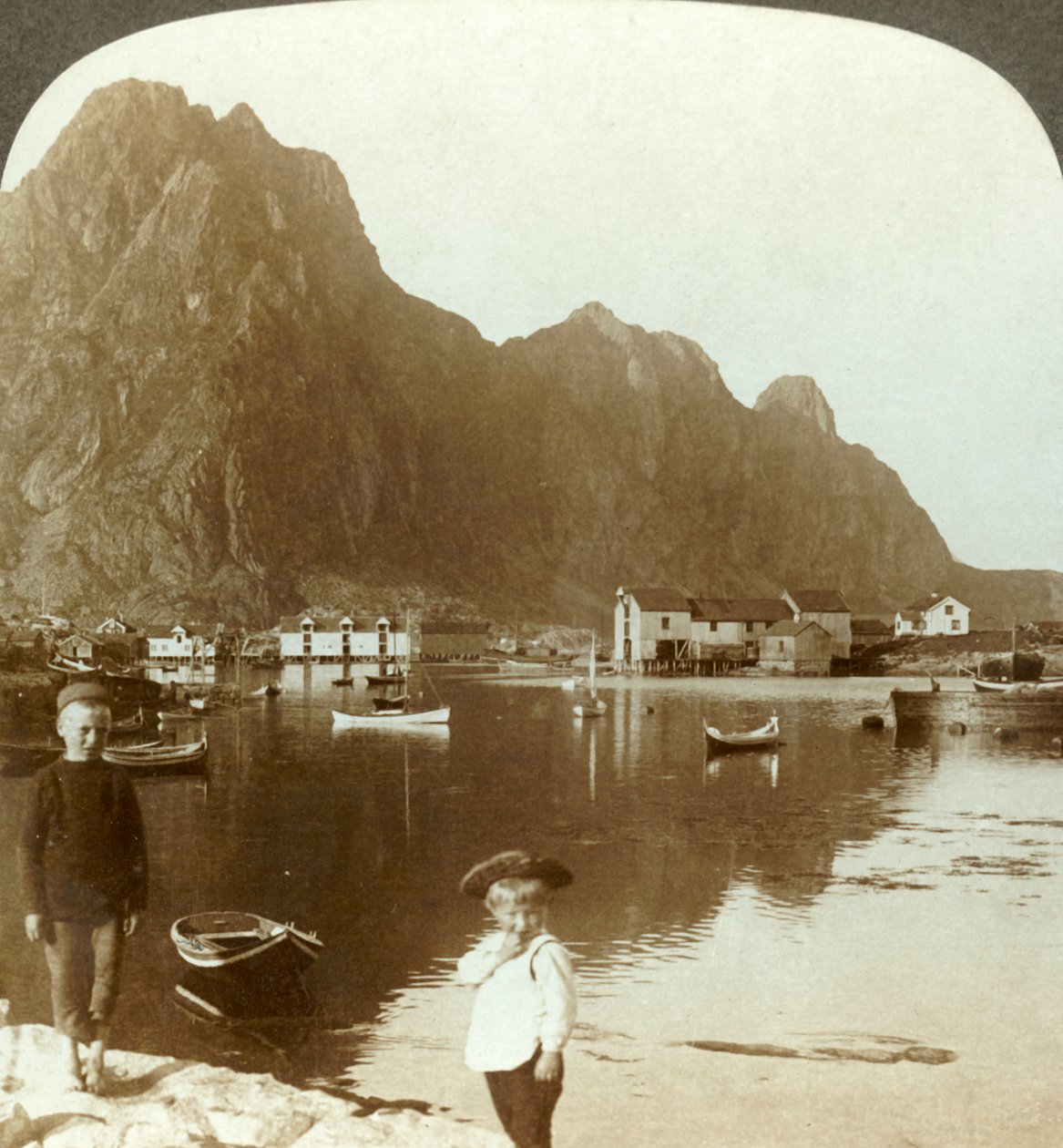 Malownicze Svolvaer, daleko na północ stacja rybacka, Lofoty, północna Norwegia, ok. 1905. autorstwa Unbekannt