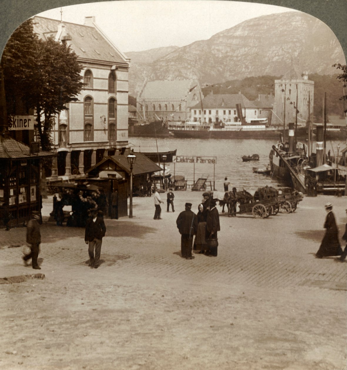 Malownicza stara forteca Bergenhus, z placu w nowoczesnym mieście, Bergen, Norwegia, 1905. autorstwa Unbekannt