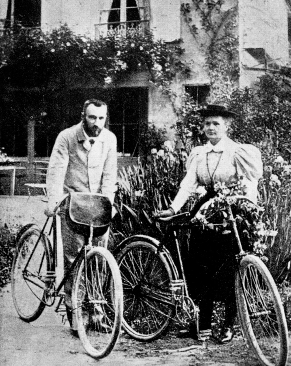 Pierre i Marie Curie, francuscy fizycy, przygotowują się do jazdy na rowerze autorstwa Unbekannt