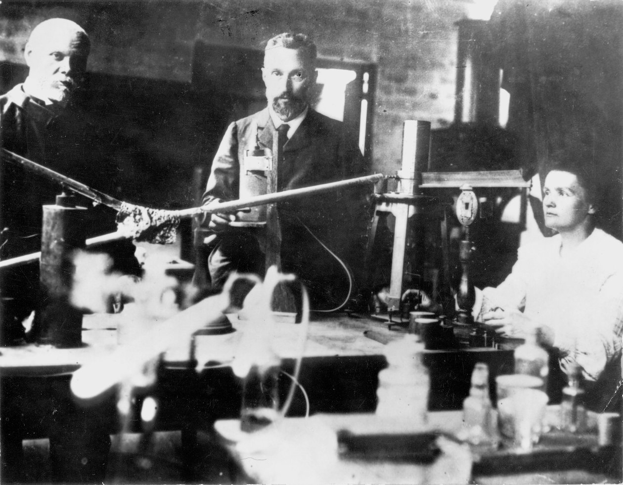 Pierre i Marie Curie, francuscy naukowcy przy pracy w laboratorium autorstwa Unbekannt