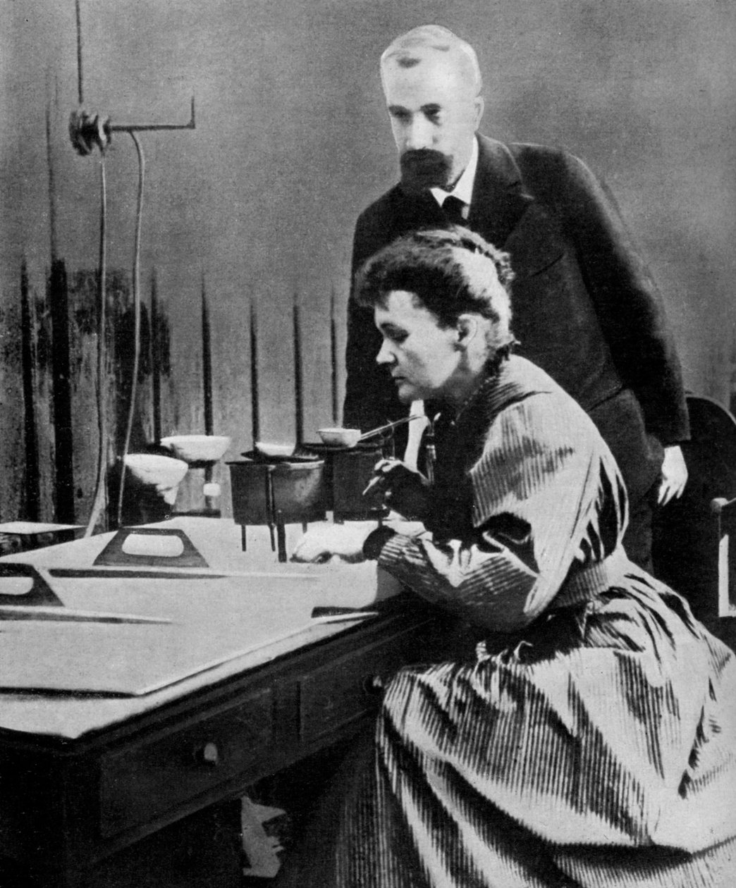 Pierre i Marie Curie w swoim laboratorium, 1898 1951 autorstwa Unbekannt