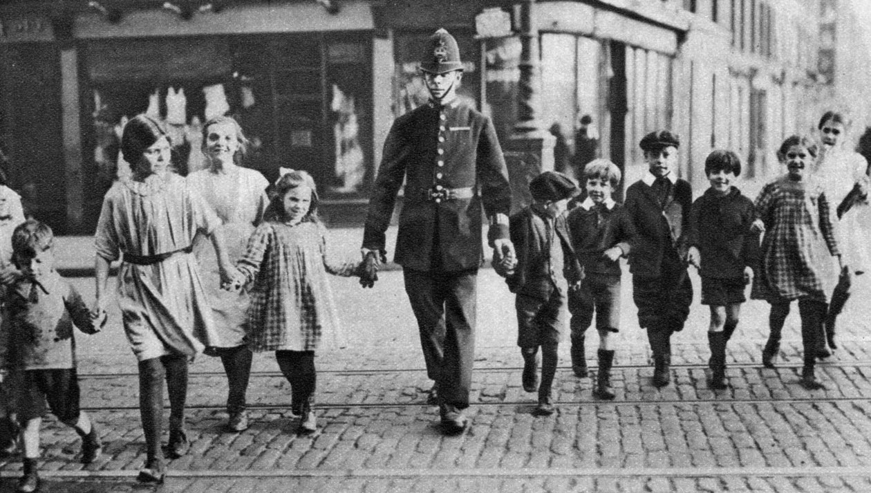 Policjant pomagający uczniom po drugiej stronie ulicy, East End, Londyn, 1926-1927 autorstwa Unbekannt