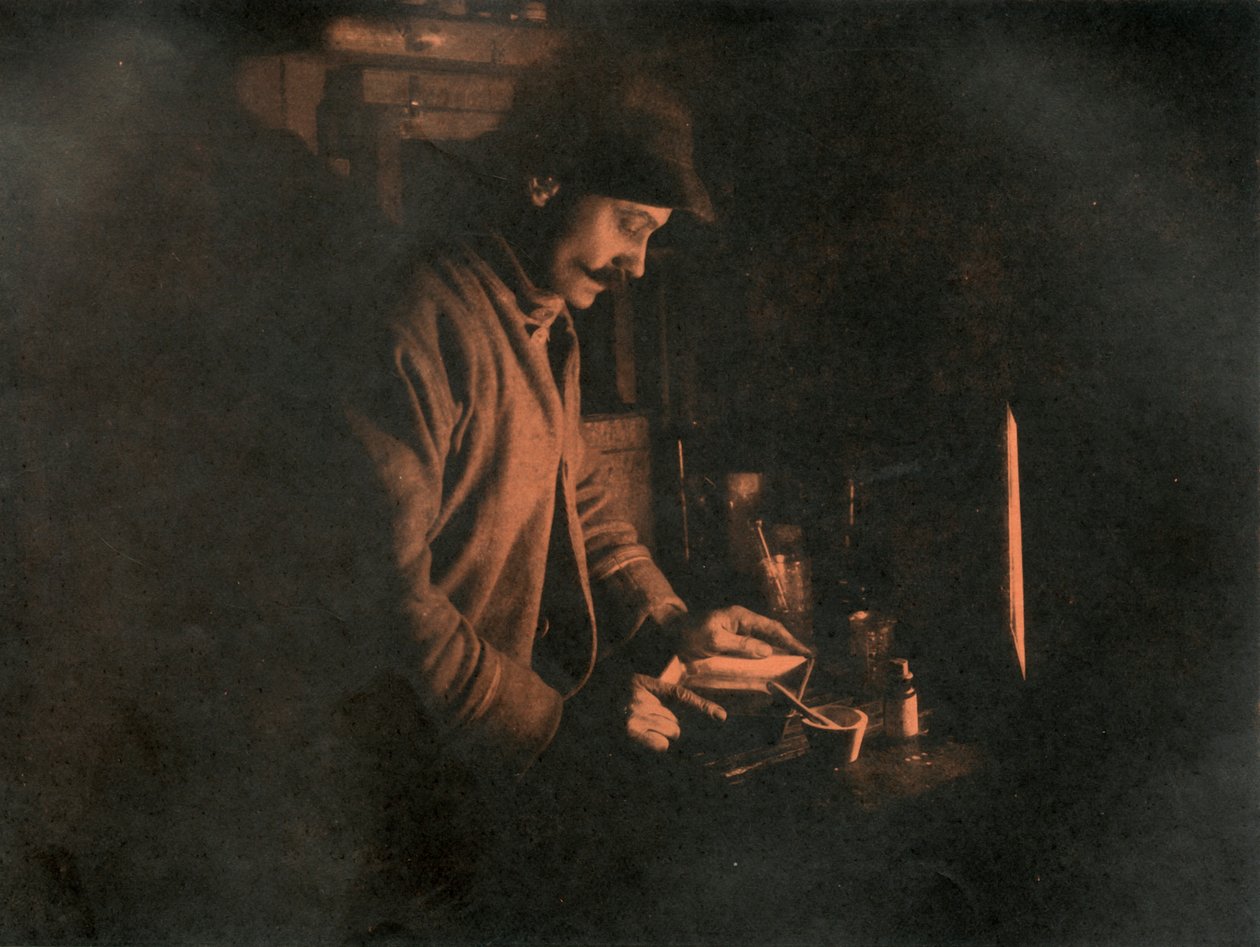 Ponting rozwijający talerz w ciemnym pokoju, c19101913, 1913. autorstwa Unbekannt