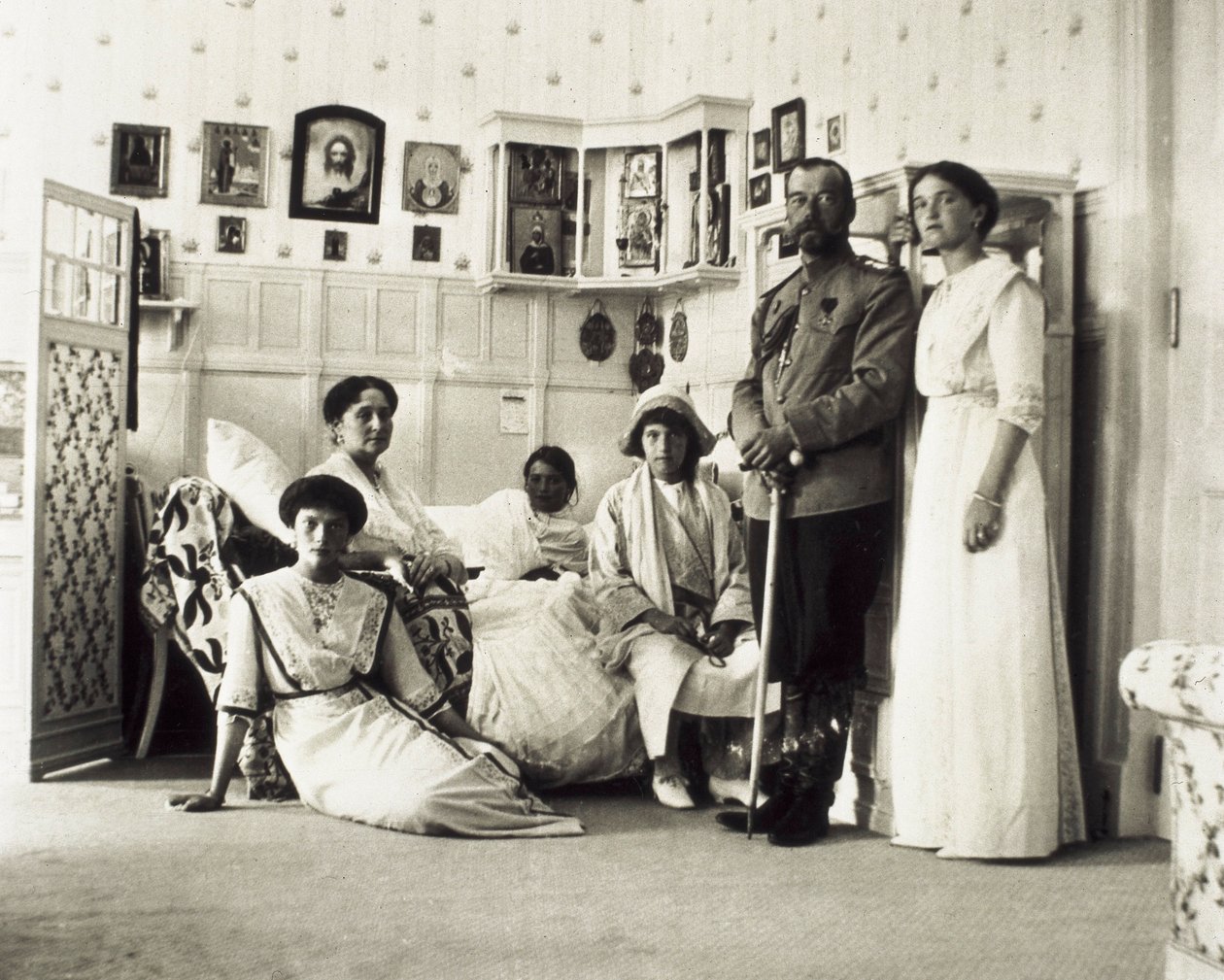 Portret cara Mikołaja II (1868-1918) z rodziną, od lewej do prawej Tatiana, Aleksandra (jego żona), Anastazja, Maria i Olga, ok. 1930 r. 1910 (zdjęcie czarno-białe) autorstwa Unbekannt