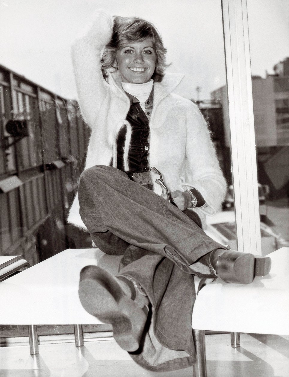 Portret australijskiej piosenkarki i komika Olivii Newton John (ur. 1949), Londyn, 23.05.1975 (zdjęcie czarno-białe) autorstwa Unbekannt