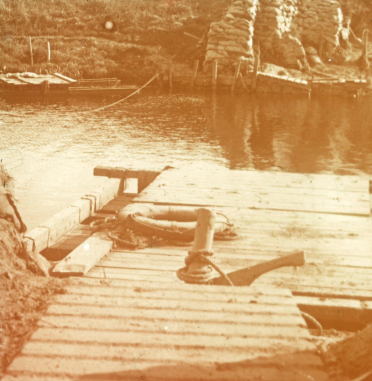 Słup na brzegu rzeki, Diksmuide, Belgia c1914-c1918 autorstwa Unbekannt