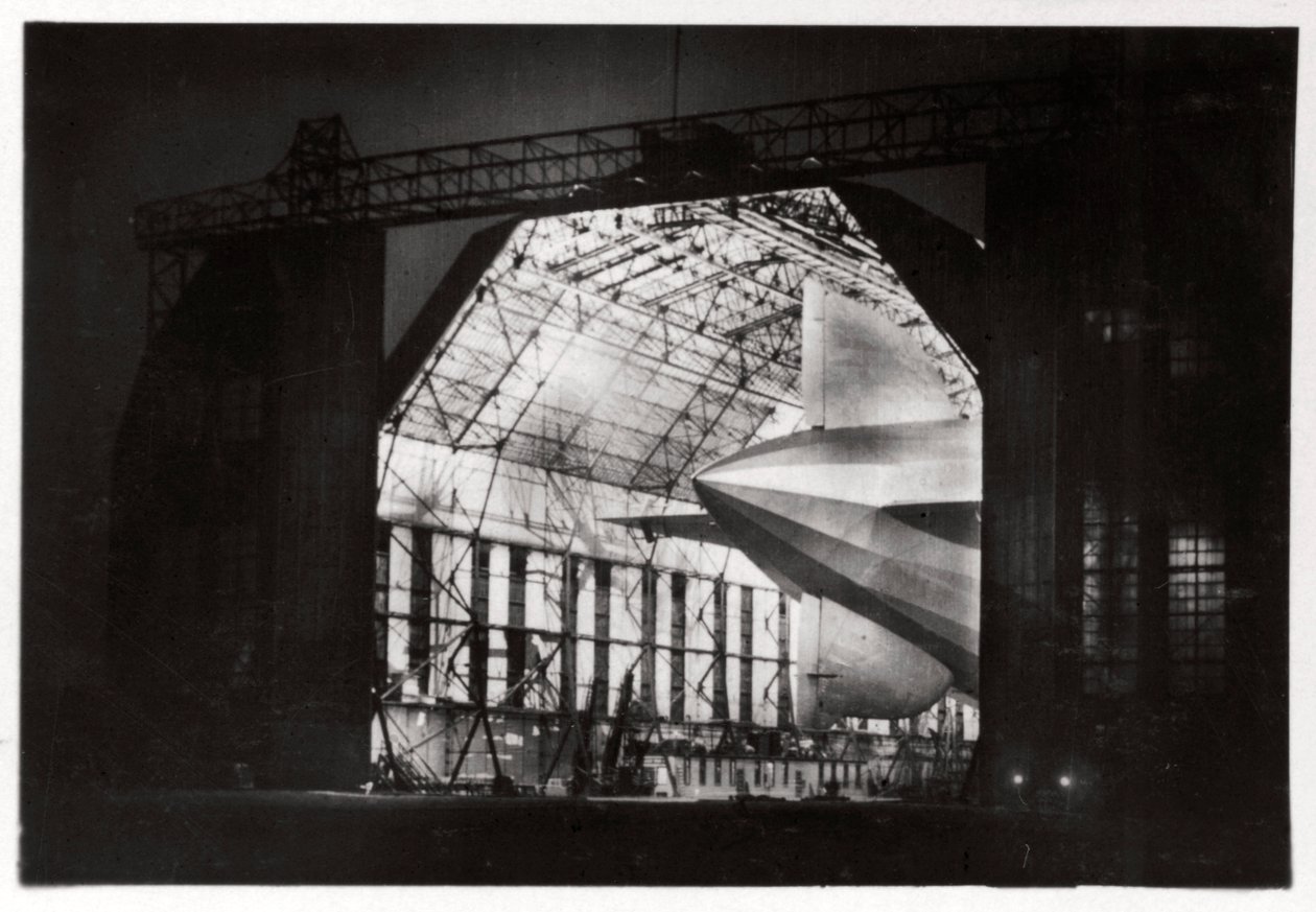 Przygotowania do lotu nocnego, Zeppelin LZ 127 Graf Zeppelin, 1933 autorstwa Unbekannt
