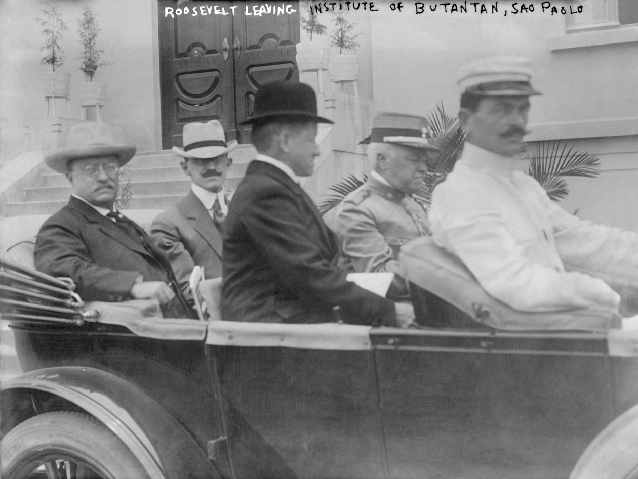 Prezydent Roosevelt opuszcza Institute of Butantan w Sao Paulo z sekretarzem stanu Altino Arantes autorstwa Unbekannt
