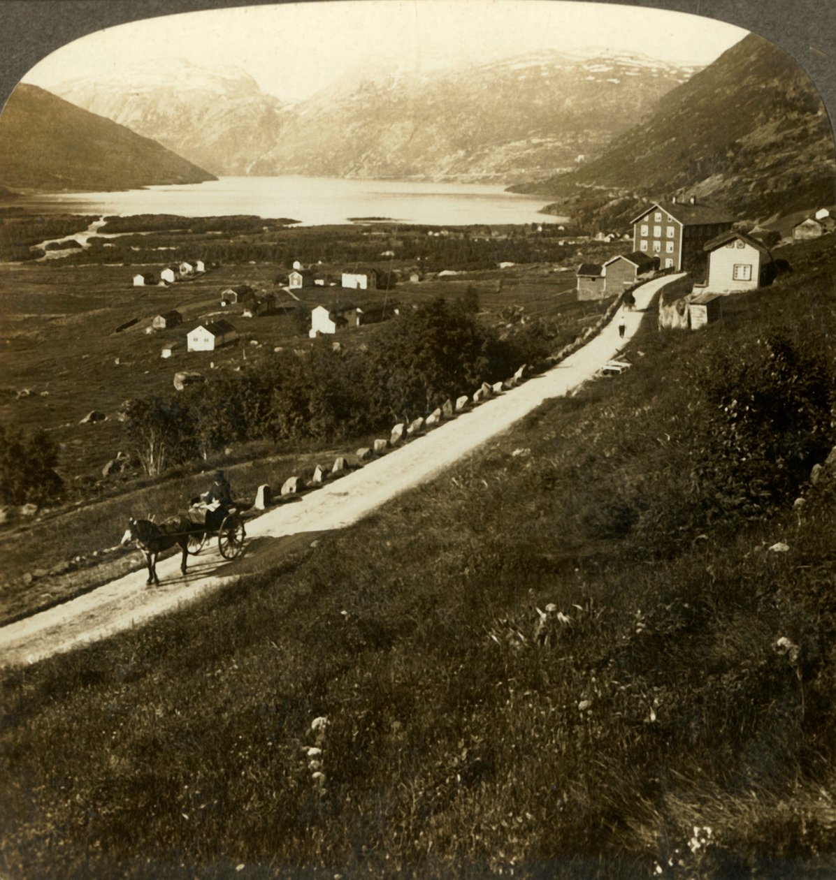 Ładna, otoczona górskimi ścianami wioska i jezioro Roldal, w surowej zachodniej Norwegii, ok. 1905. autorstwa Unbekannt
