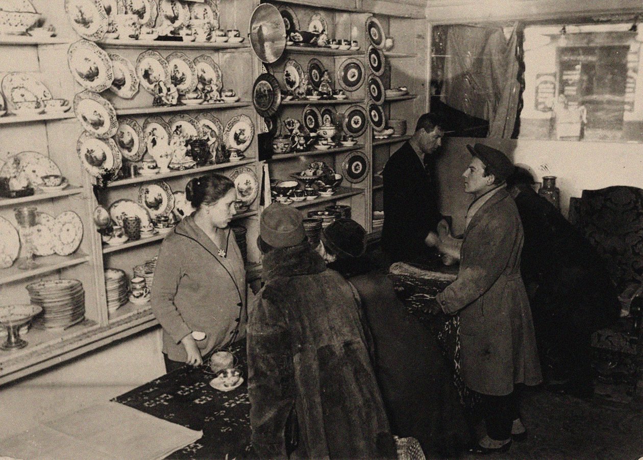 Podgląd przed aukcją majątku rodziny carskiej Romanowów, Moskwa, 1927, 1927. autorstwa Unbekannt