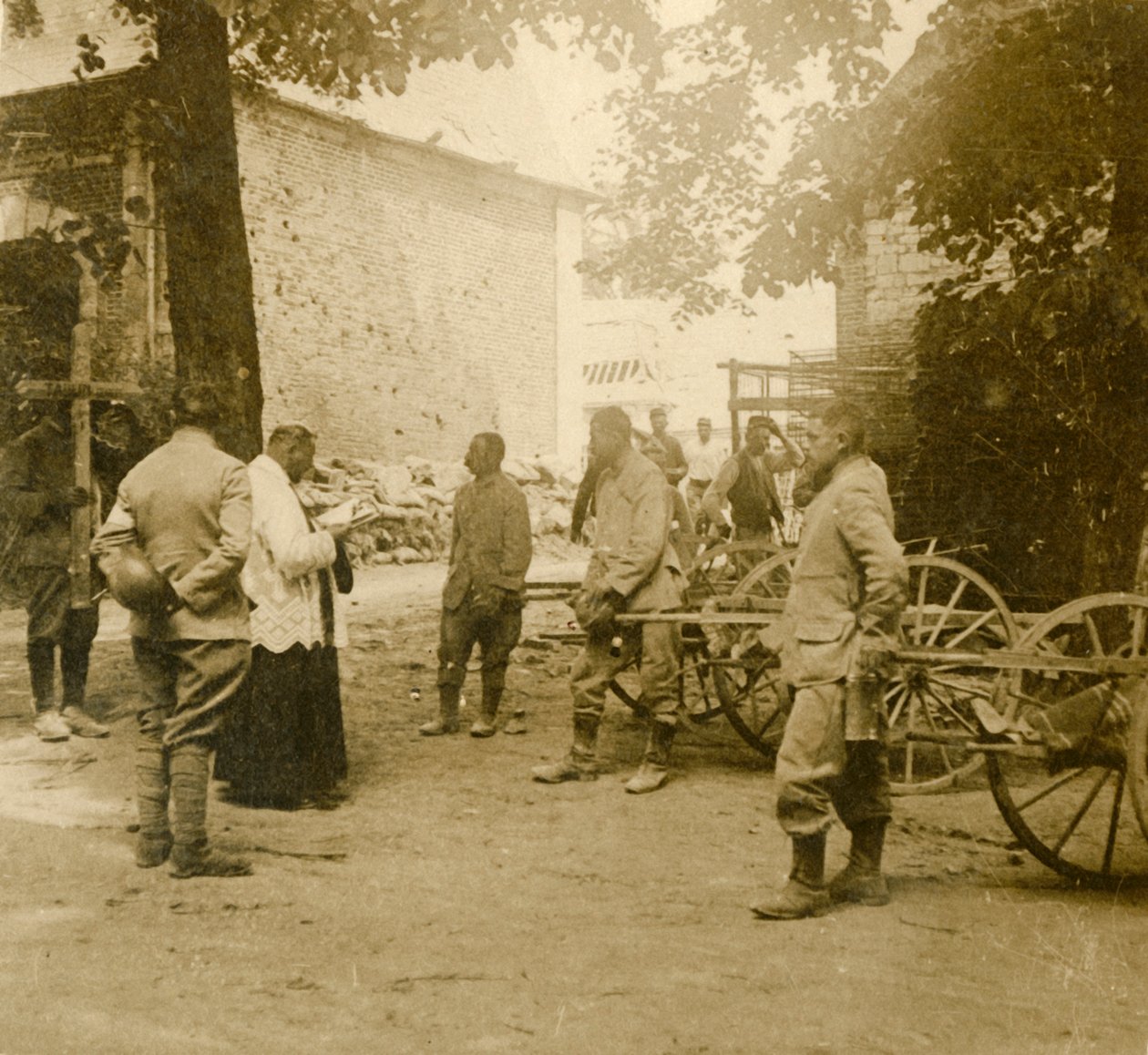 Ksiądz odprawia mszę w plenerze, c1914-c1918 autorstwa Unbekannt