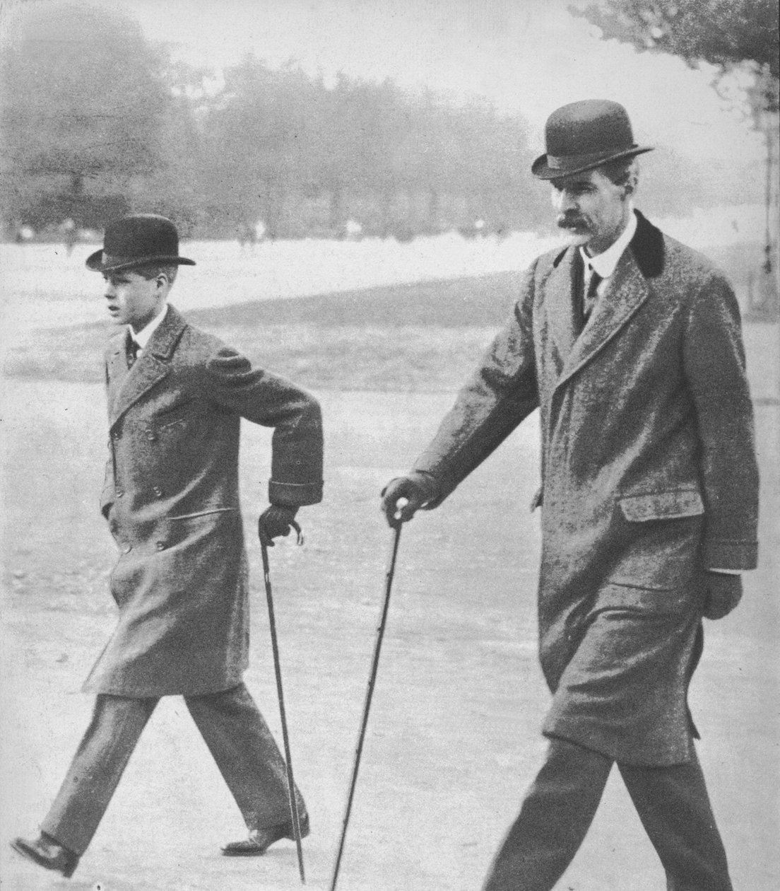 Książę Edward spacerujący z panem HP Hansellem, jego nauczycielem, w Auteuil, Francja, 1912 1936. autorstwa Unbekannt