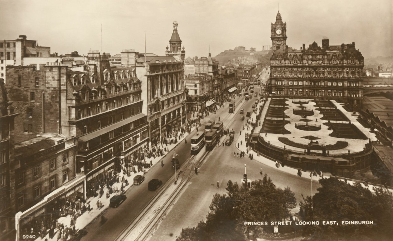 Princes Street Looking East, Edynburg, c1920. autorstwa Unbekannt