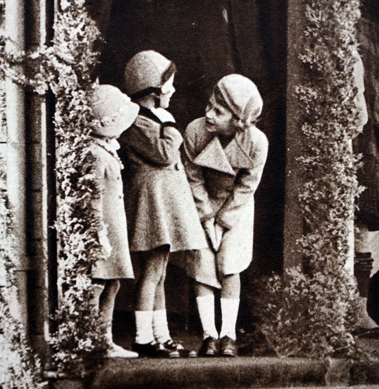 Księżniczka Elżbieta, księżniczka Małgorzata i ich kuzynka, Margaret Elphinstone, podczas Royal Highland Society w Princess Royal Park (zdjęcie czarno-białe) autorstwa Unbekannt