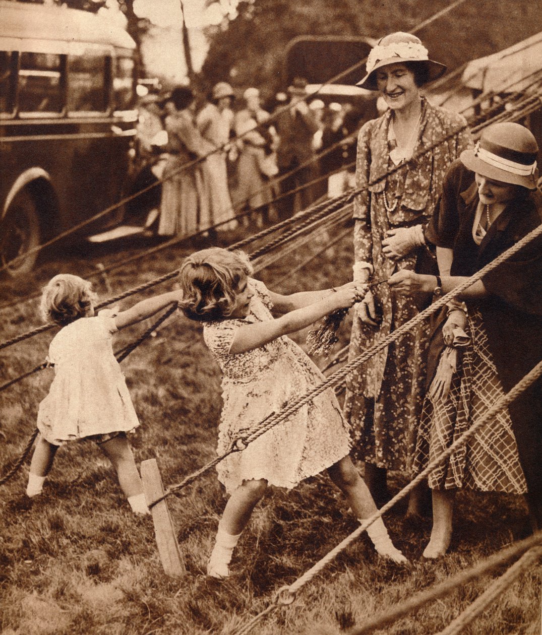 Księżniczka Elżbieta i Księżniczka Małgorzata podnoszą ciężar, lata 30. 1935 autorstwa Unbekannt