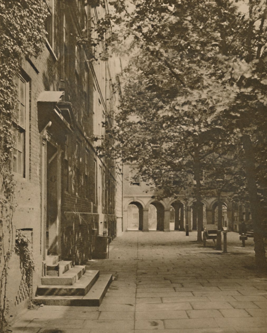 Pump Court w letniej szacie z liści i światła słonecznego, c1935. autorstwa Unbekannt
