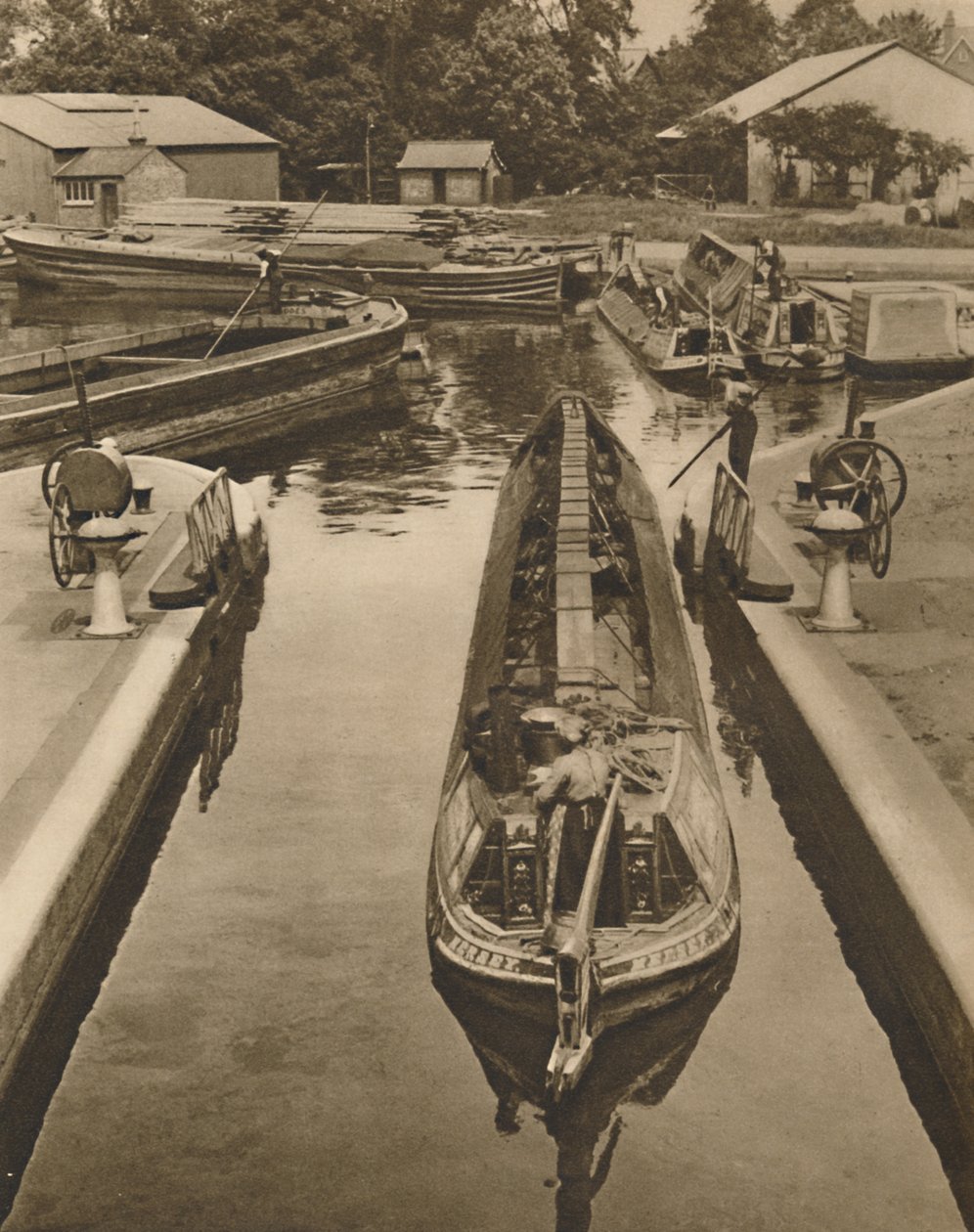 Przepychanie małpiej łodzi przez śluzę w Brentford, ok. 1935. autorstwa Unbekannt
