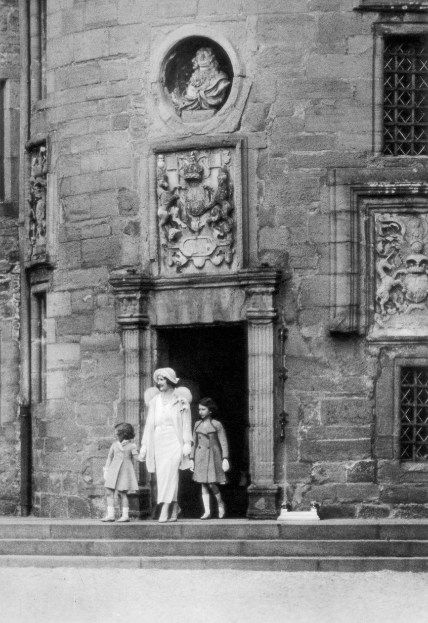 Królowa Elżbieta z księżniczkami Elżbietą i Małgorzatą Różą, Zamek Glamis, Szkocja, 1937 autorstwa Unbekannt