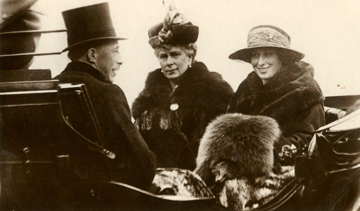 Królowa Maria z księżniczką królewską i wicehrabią Lascelles, 1923. autorstwa Unbekannt