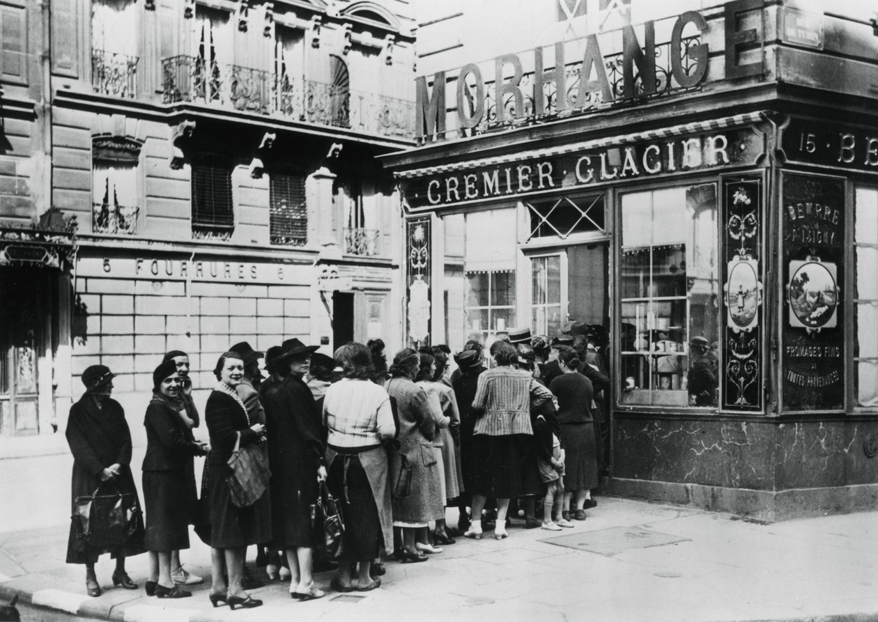 Kolejka kobiet przed sklepem nabiałowym, okupowany przez Niemców Paryż, 28 czerwca 1940 autorstwa Unbekannt