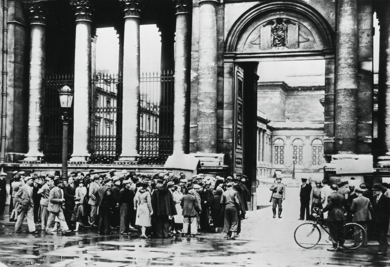 Kolejka przed Biurem Informacji dla ludności cywilnej w Izbie Deputowanych, Paryż, lipiec 1940 autorstwa Unbekannt