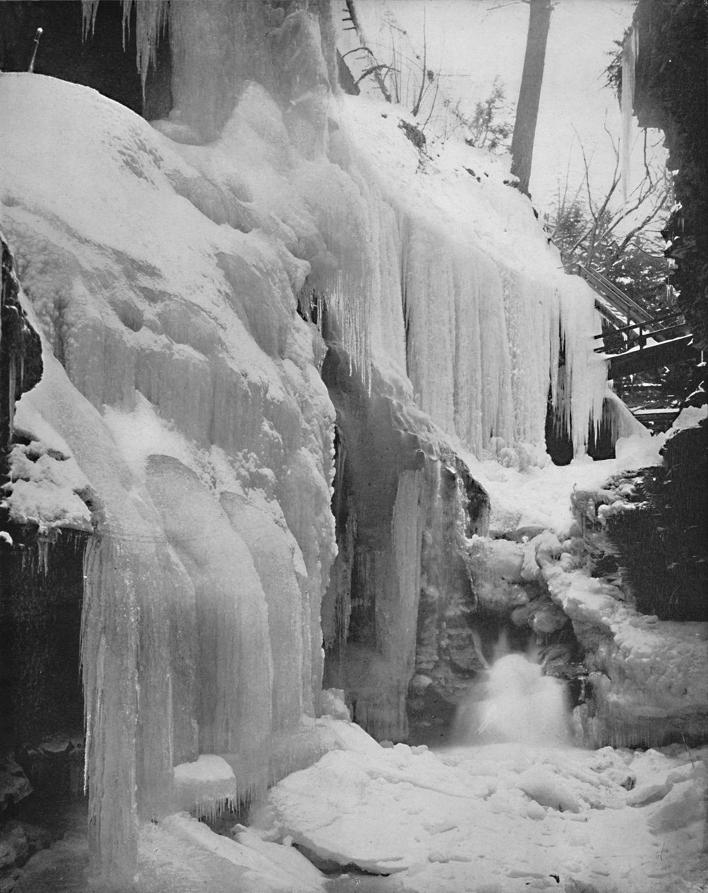 Rainbow Falls in Winter, Watkins Glen, Nowy Jork, ok. 1897. autorstwa Unbekannt