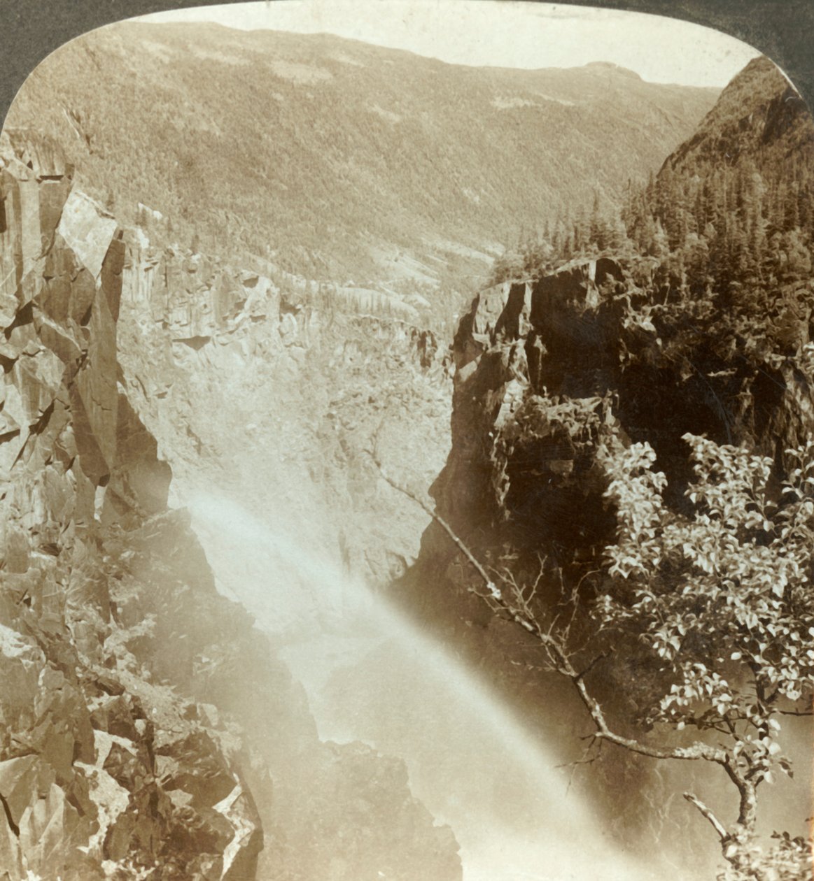 Tęcza w mgiełce rzeki Rjukanfos, Norwegia, ok. 1905. autorstwa Unbekannt